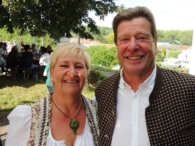 Vorsitzende der SPÖ Krems-Süd GRin Hannelore Rohrhofer und der Hollenburger Stadtrat Helmut Mayer freuen sich darüber, dass die Durchfahrt durch Hollenburg ab sofort wieder möglich ist. | Foto: SPÖ Krems