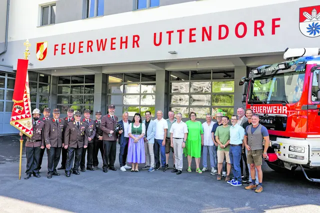 Übergabe des Objektes mit Vertretern von Feuerwehr, Gemeinde, Land Salzburg, Wohnbau Bergland, Atelier 3 – Architekten Hartl &amp; Heugenhauser ZT GmbH und Knapp Bau GmbH.  | Foto: nikolaus faistauer photography