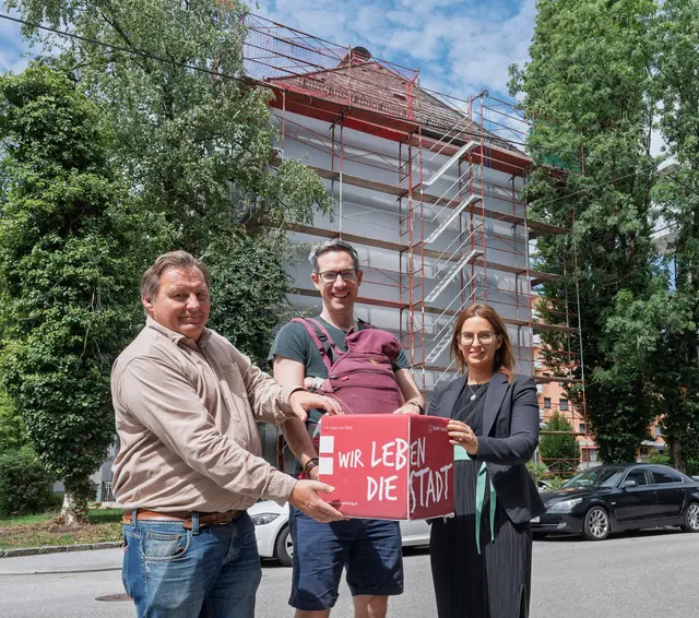 Dachsanierung der Wohnanlage in der Leonhard-von-Keutschach-Straße gestartet. Im Bild: V.l.n.r.: Johannes Innerhofer (KgL), Bürgermeister-Stellvertreter Kay-Michael Dankl und Martha Lackner-Mrna (KgL) vor der eingerüsteten Wohnanlage in Lehen. Bis Ende November werden dort rund 1.000 Quadratmeter Dachfläche erneuert. | Foto: Stadt Salzburg/Alexander Killer