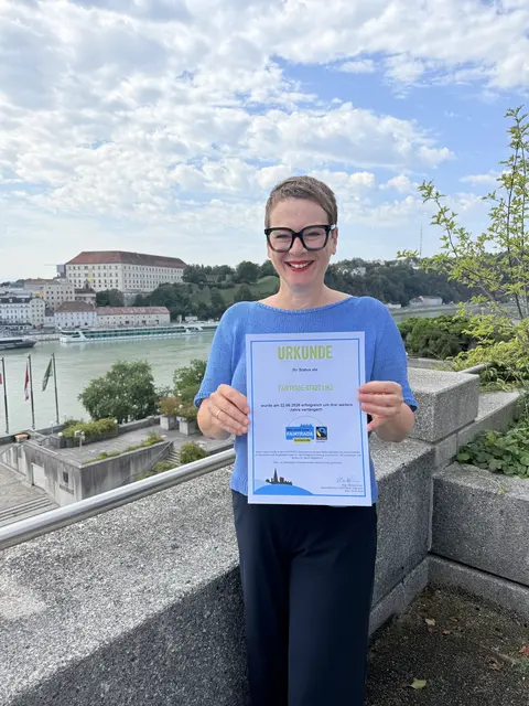 Klimastadträtin Eva Schobesberger (Grüne) mit der Urkunde zur Verlängerung für weitere drei Jahre Fairtrade-Stadt Linz. | Foto: Stadt Linz