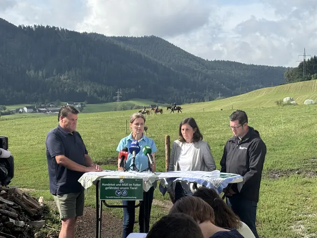Am Hof von Heidrun Hofer wurde die Hälfte des Rinderbestands mit dem Parasiten Neospora infiziert. Im Bild: Bürgermeister Erich Ofner, Heidrun Ofner, Tierärztin Barbara Wolfger und Richard Judmaier, Bezirksobmann LK Leoben. (v. l.)  | Foto: MeinBezirk/Astrid Moder