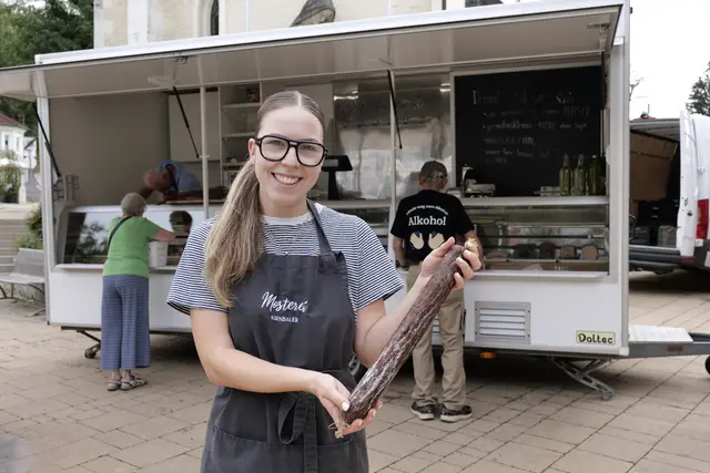 Am Markt in Gloggnitz: Leonie Kirnbauer präsentiert die leckere Rinderrohwurst. | Foto: Santrucek