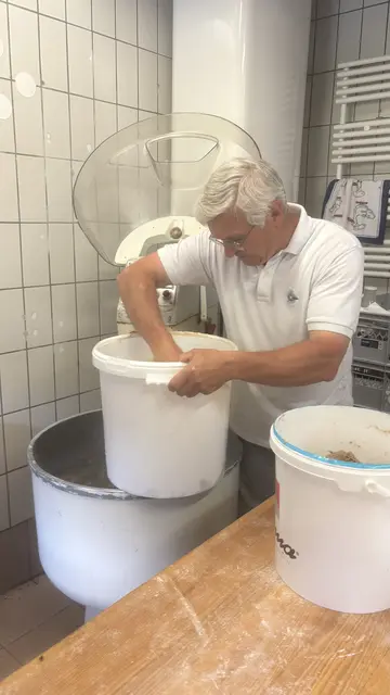 Bäcker- und Konditormeister Bruno Steinwender bei den Brotbacktagen in Thomatal in Aktion. | Foto: pjw