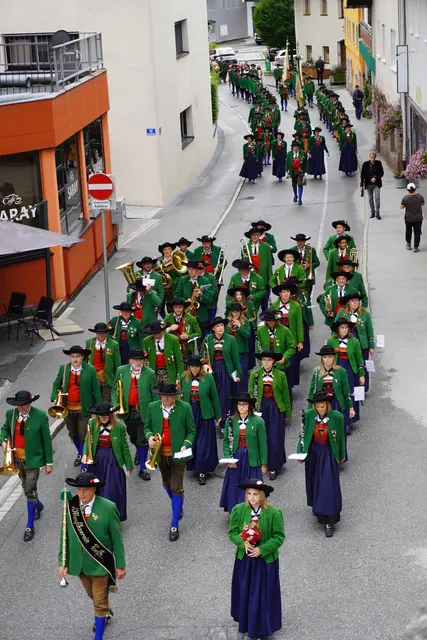 Trotz der Schwere des Anlasses bot der Trauerzug durch das Zentrum ein eindrucksvolles Bild.  | Foto: Georg Larcher / MeinBezirk