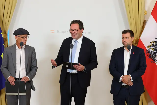 Finanzminister Markus Marterbauer (SPÖ, li.), Umweltminister Norbert Totschnig (ÖVP, Mi.) und Neos-Klimasprecher Michael Bernhard präsentierten am Freitag die Einigung auf Dürrehilfen und Klimagesetz. | Foto: APA-Images / APA / TOBIAS STEINMAURER
