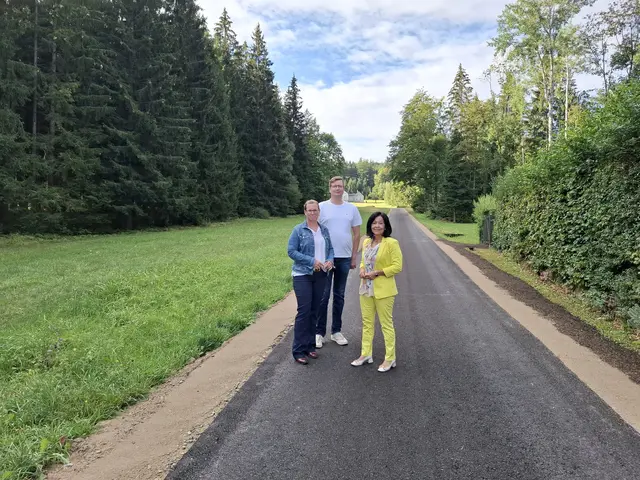 Martina Langgutt, Karl Baumgartner und Margit Göll machten sich ein Bild vom sanierten Güterweg.