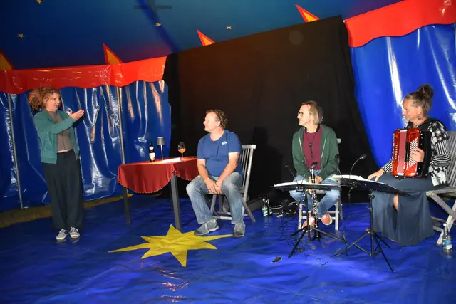 Die Lesung mit Andreas Wurm aus Allerheiligen und Musik vom Duo Farruco im Zirkuszelt am Biohof Luftensteiner in Pabneukirchen war mehr als eine Buchpräsentation. | Foto: Zinterhof
