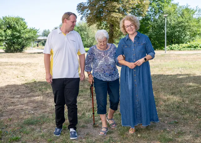 Soziale Alltagsbegleiter Mathias Frühstück, Maria Wimmer und Sozial-Landesrätin Christiane Teschl-Hofmeister | Foto: NLK Burchhart