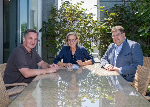Landeshauptfrau Johanna Mikl-Leitner mit (li.) Bürgermeister Werner Krammer und (re.) LAbg. Mario Wührer. | Foto: NLK Burchhart
