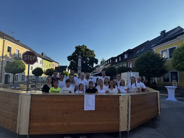 Es braucht viele fleißige Hände, um einen solchen Event gut über die Bühne zu bringen. Das motivierte „Bar und Koch-Team“ freute sich über gelungenen „Sommerg’spritzten“. | Foto: Neudorfer