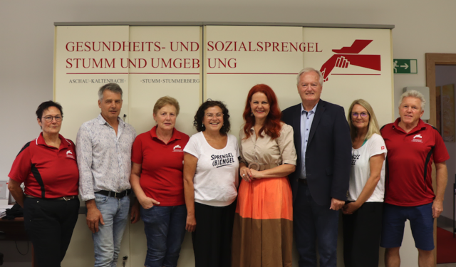 Landesrätin Cornelia Hagele besuchte im Rahmen ihrer Bezirkstour den Gesundheits- und Sozialsprengel Stumm. Im Bild (v.l.): Ehrenamtliche Helferin Maria, Bgm Franz Kolb, ehrenamtliche Helferin Theresia, Geschäftsführerin Erika Leonhartsberger, LR Cornelia Hagele, Obmann Fritz Brandner, DGKP Viertl Nicola und ehrenamtlicher Helfer Erwin.  | Foto: Martina Obertimpfler 