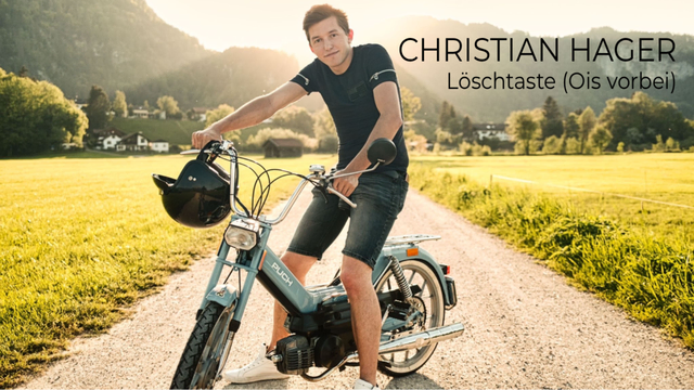Der Songwriter Christian Hager sitzt lächelnd auf seiner hellblauen Puch Maxi vor einer grünen Tiroler Hügellandschaft. Oben rechts steht der Text „Christian Hager - Löschtaste (Ois vorbei)“.