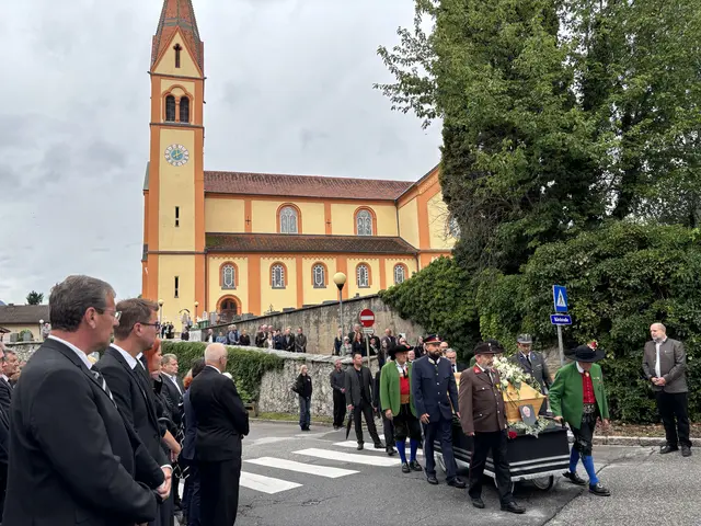 Es war nicht allein der Abschied von einem ehemaligen Bürgermeister. Es war der Abschied von einem Menschen, dessen Wirken in Telfs an vielen Stellen bis heute sichtbar und spürbar ist. | Foto: Georg Larcher / MeinBezirk