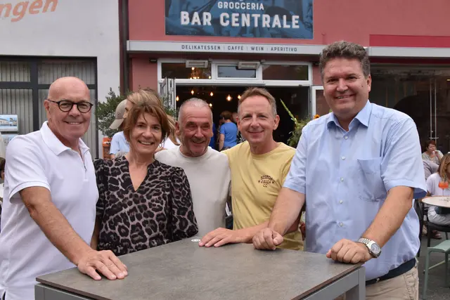 Gemütliche Runde: Bürgermeister Georg Rosner, Maggie Schiefer, Fritz Wallner, Didi Csar und Karl Kornhofer | Foto: MeinBezirk/Michael Strini