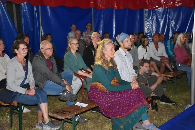 Die Lesung mit Andreas Wurm aus Allerheiligen und Musik vom Duo Farruco im Zirkuszelt am Biohof Luftensteiner in Pabneukirchen war mehr als eine Buchpräsentation. | Foto: Zinterhof