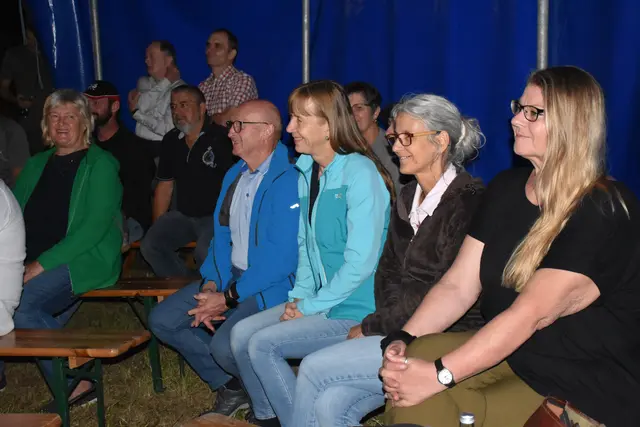 Die Lesung mit Andreas Wurm aus Allerheiligen und Musik vom Duo Farruco im Zirkuszelt am Biohof Luftensteiner in Pabneukirchen war mehr als eine Buchpräsentation. | Foto: Zinterhof