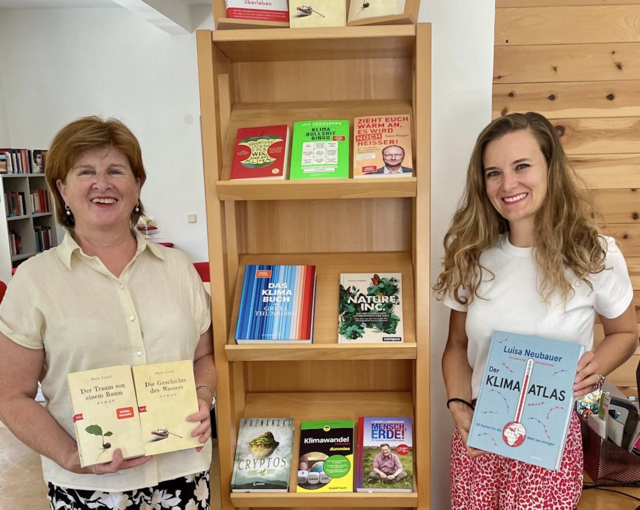 Bürgermeisterin Gabi Dörflinger und KLAR!-Managerin Jessica Dettling eröffneten gemeinsam die Klimabibliothek in Klein St. Paul. | Foto: KLAR! Görtschitztal