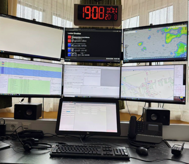 Feuerwehrkommandant Sascha Drlo und sein Stellvertreter Philipp Bauer unterstützten als Disponenten in der Bereichsalarmzentrale in Horn die Kollegen aus Bruck an der Leitha. | Foto: Feuerwehr Horn