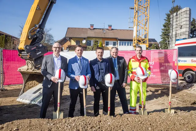 LR Martin Zauner beim Spatenstich für die "Silberlocke" in Eugendorf mit Bgm. Robert Bimminger, Felix Müller (BWSG), Karl-Heinz Rossmann (GF Hillebrand) und Martin Gaisberger (Obmann Samariterbund). | Foto: BSWG/Wildbild