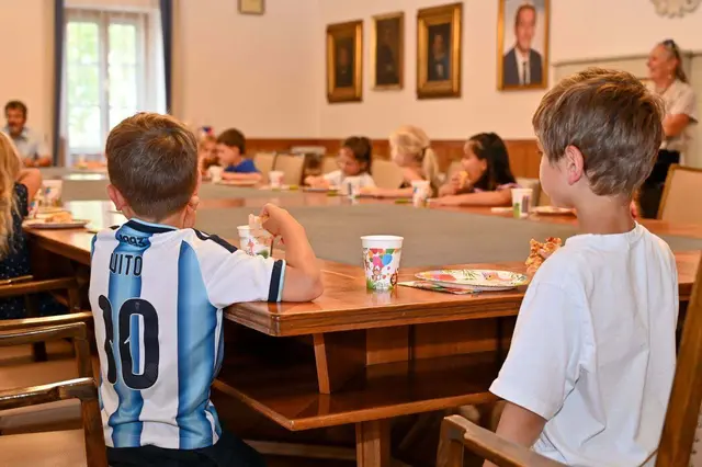 Auch im großen Sitzungssaal wurde Platz genommen, diesmal allerdings nicht für eine Sitzung, sondern für eine gemütliche Jause. | Foto: Julia Langstadlinger / Stadtgemeinde Horn