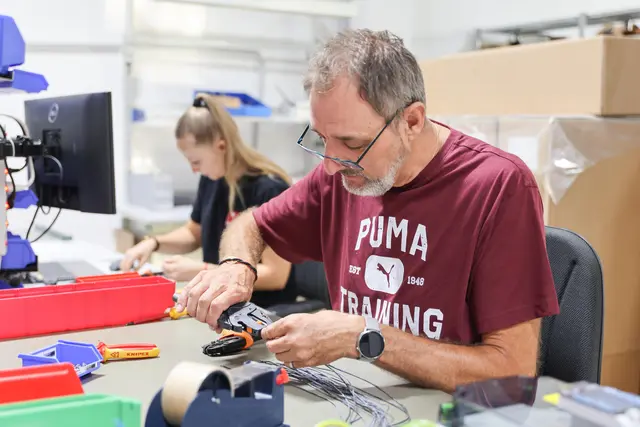 AK-Präsident Gerhard Michalitsch packte bei Swarco Futurit in Neutal selbst mit an und erhielt Einblicke in die Fertigung von Verkehrssignal-Systemen. | Foto: AK Burgenland