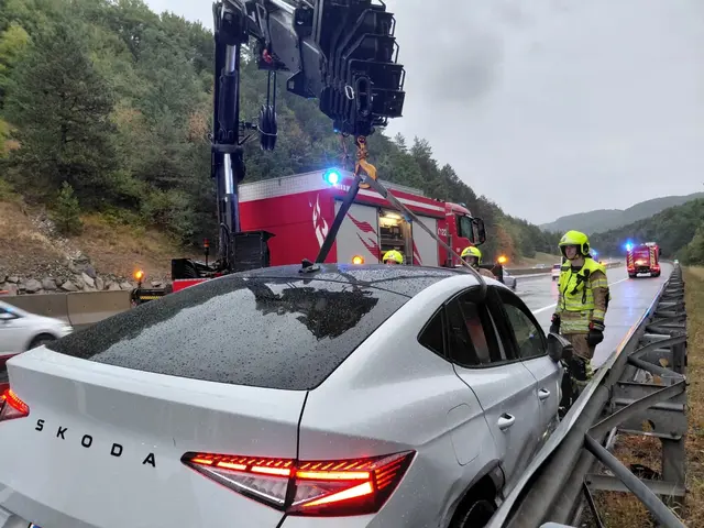 Auf der A1 verlor ein Autofahrer die Kontrolle auf der nassen Fahrbahn und krachte in die Leitblanke. | Foto: FF Pressbaum