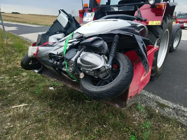 Schwer beschädigtes Motorrad nach der Kollision mit einem Pkw in Viehdorf.
 | Foto: Bkfdo Amstetten / FF Seisenegg