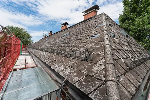 Das 60 Jahre alte Dach wird im Rahmen der Sanierung vollständig erneuert. Dafür müssen  die bestehende Dacheindeckung samt Unterkonstruktion abgetragen und durch ein langlebiges Aluminiumdach ersetzt werden.  | Foto: Stadt Salzburg/Alexander Killer