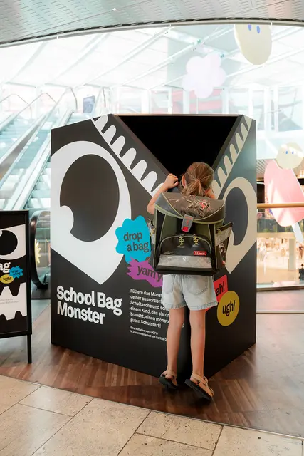 Eine Spendenbox im Welser Max Center im Monster-Look "frisst" alte Schultaschen und spendet sie Kindern, die dringend eine brauchen. | Foto: Loop