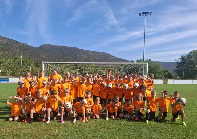Die orangen "Füchse": fünf Tage lang drehte sich für die Kids alles um Teamgeist, Tore und Spaß an der Bewegung.
 | Foto: Sandra Löchinger