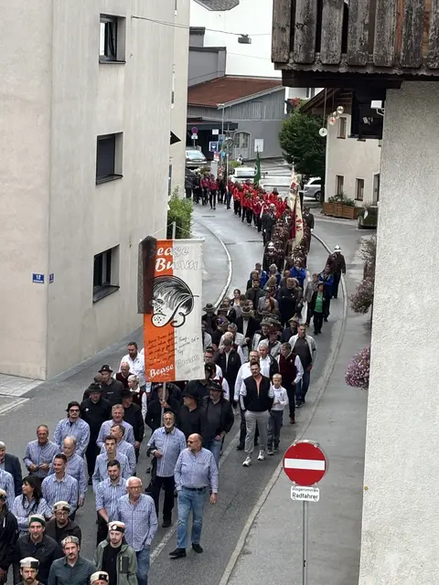 Wer den langen Zug durch Telfs sah, bekam eine Vorstellung davon, wie weit sein Wirken reichte: von der Fasnacht bis zu den Pfadfindern, von Feuerwehr und Bergrettung bis zu den vielen Vereinen und sozialen Einrichtungen. | Foto: Georg Larcher / MeinBezirk