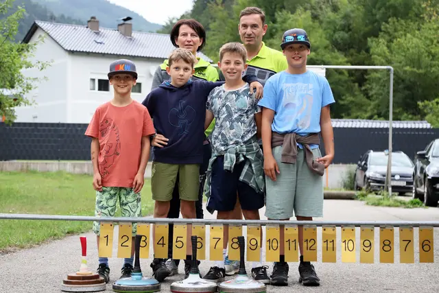 Das Team Stocksport vom Winter-Sommersportverein Gaflenz war wieder Gastgeber für den Ferienspaß. | Foto: WSG/Stephan Schönberger