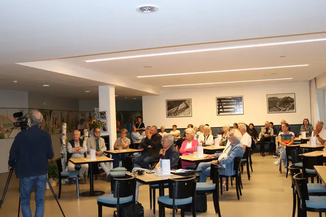 Zahlreiche Gäste sind zur Vernissage nach Galtür gekommen.  | Foto: Elisabeth Zangerl