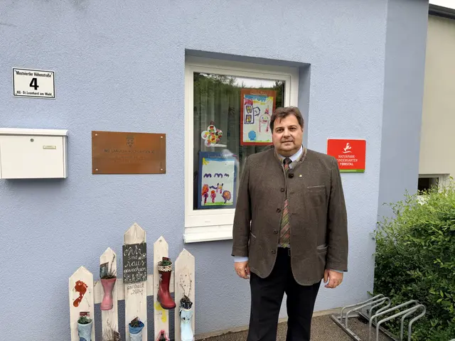 LAbg. Vbgm. Mario Wührer vor dem Kindergarten im St. Leonhard am Walde | Foto: VPAM
