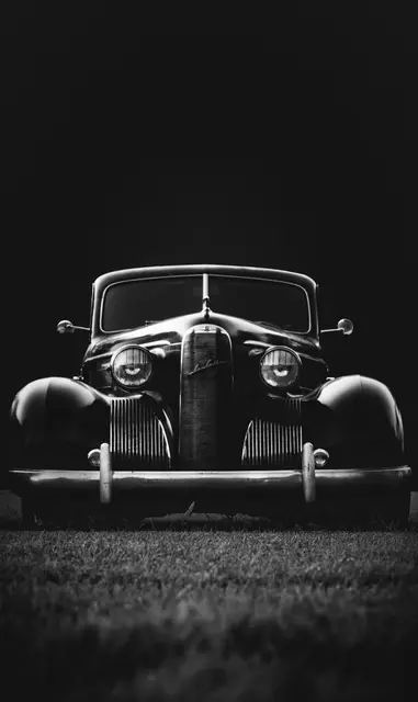Oldtimer rollen nach Monte Carlo. Mindestens einer davon ist ein österreichisches Fahrzeug. | Foto: Aaron Huber/Unsplash