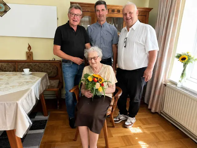 Bürgermeister Martin Falk, Bauernbundvertreter Franz Baminger jun., Anton Mück und Jubilarin Maria Gasselseder. | Foto: Gemeinde Gars/Kamp