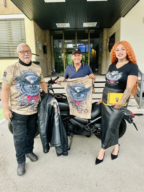 Biker-Shirt-Designer Alexander Kofler und Biker-Girl Vanessa Metzkow überreichten Bürgermeister Christian Poglitsch (Mitte) das Biker-Shirt 2026. | Foto: Magneto CPA