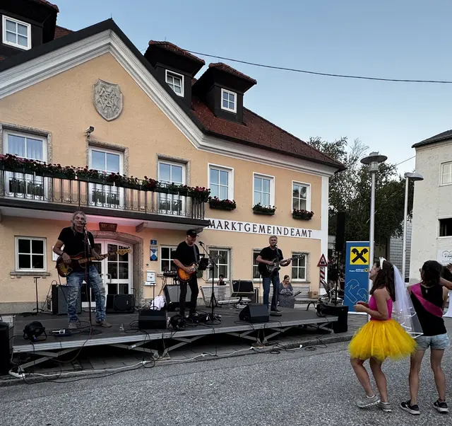 Über die Live-Musik zeigte sich die anwesende Polterrunde samt Braut besonders erfreut. | Foto: Neudorfer
