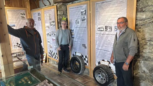 "Motorisierung und Motorsport" im Lungau: Der Historiker und Obmann des Lungauer Museumsverein Tamsweg, Klaus Heitzmann (Mitte), Skijöring-Legende Toni Gruber (li.) und sein langjähriger Mitstreiter Johann Gruber (re.), haben MeinBezirk Salzburg bereits Einblick in die Ausstellung gewährt. | Foto: pjw