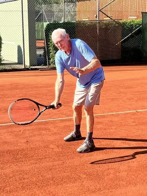 Der 89-jährige Gerhard Mass hat immer noch viel Freude am Tennisspielen. | Foto: Wolfgang Panholzer