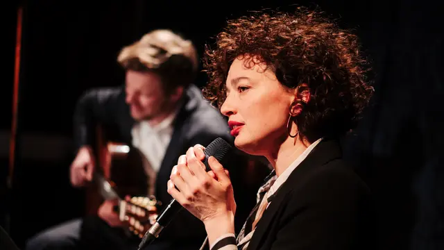 Die aus Costa Rica stammenden Künstlerin Phoebe Violet wird mit Gitarrenbegleitung für lateinamerikanischen Sound in Pichl bei Wels sorgen. | Foto: Georg Cizek-Graf