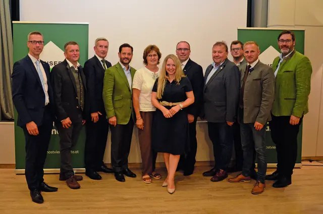 Dir. Erich Reisenbichler, Johannes Zuser, Franz Wagner, Christoph Metzker, Elfriede Mayrhofer, LAbg Silke Dammerer, Thomas Achleitner, Elfriede Mayrhofer, Leopold Gruber-Doberer, Ing. Johannes Fitzthum, Markus Brankl, Franz Rafetzeder | Foto: Lagerhaus Mostviertel Mitte
