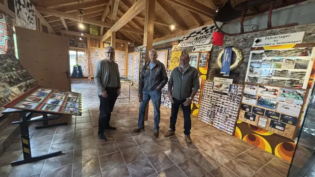 "Motorisierung und Motorsport" im Lungau: Der Historiker und Obmann des Lungauer Museumsverein Tamsweg, Klaus Heitzmann (li.), Skijöring-Legende Toni Gruber (Mitte) und sein langjähriger Mitstreiter Johann Gruber (re.), haben MeinBezirk Salzburg bereits Einblick in die Ausstellung gewährt. | Foto: pjw