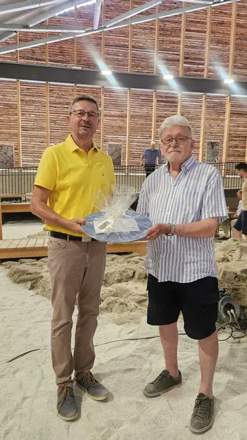 Bürgmeister Roland Pichler bedankte sich bei Johann Strasser für 16 Jahre Weingartenpflege. | Foto: Wundsam