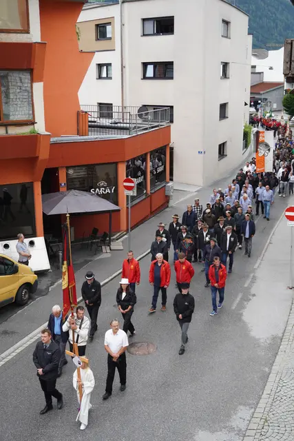 Wer den langen Zug durch Telfs sah, bekam eine Vorstellung davon, wie weit sein Wirken reichte: von der Fasnacht bis zu den Pfadfindern, von Feuerwehr und Bergrettung bis zu den vielen Vereinen und sozialen Einrichtungen. | Foto: Georg Larcher / MeinBezirk