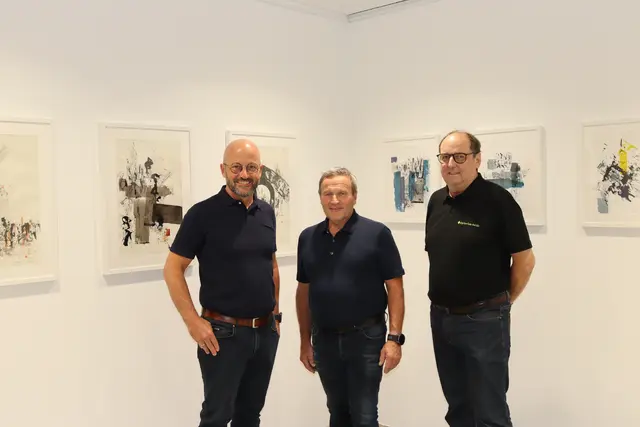 Der ausstellende Künstler Thomas Greuter mit dem Galtürer Bürgermeister Hermann Huber und dem Leiter des Alpinariums, Helmut Pöll.  | Foto: Elisabeth Zangerl