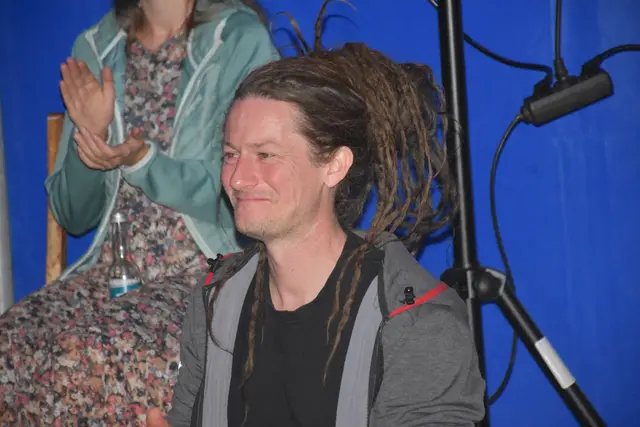 Die Lesung mit Andreas Wurm aus Allerheiligen und Musik vom Duo Farruco im Zirkuszelt am Biohof Luftensteiner in Pabneukirchen war mehr als eine Buchpräsentation. | Foto: Zinterhof