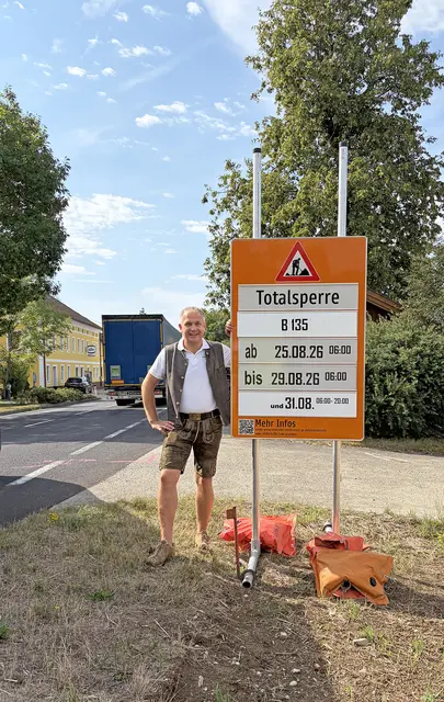 Landtagsabgeordneter Christian Mader an der B135 in Oberndorf, wo am 25. August Belagsarbeiten starten. | Foto: ÖVP