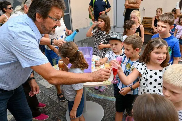 Beim Empfang im Rathausinnenhof wartete zunächst alkoholfreier Kindersekt auf die jungen Gäste. | Foto: Julia Langstadlinger / Stadtgemeinde Horn