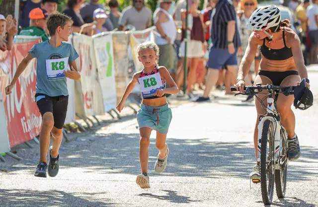Rund 400 Sportler trotzten in Hartkirchen den heißen Temperaturen.  | Foto: Florian Fischer